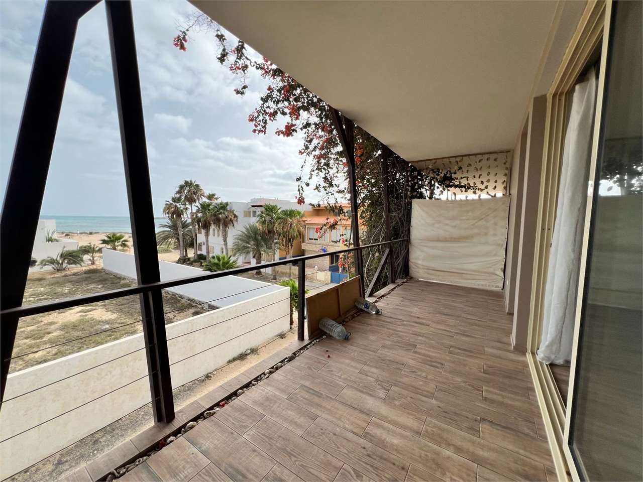 Bright apartment with sea views just a few steps from the beach and city center